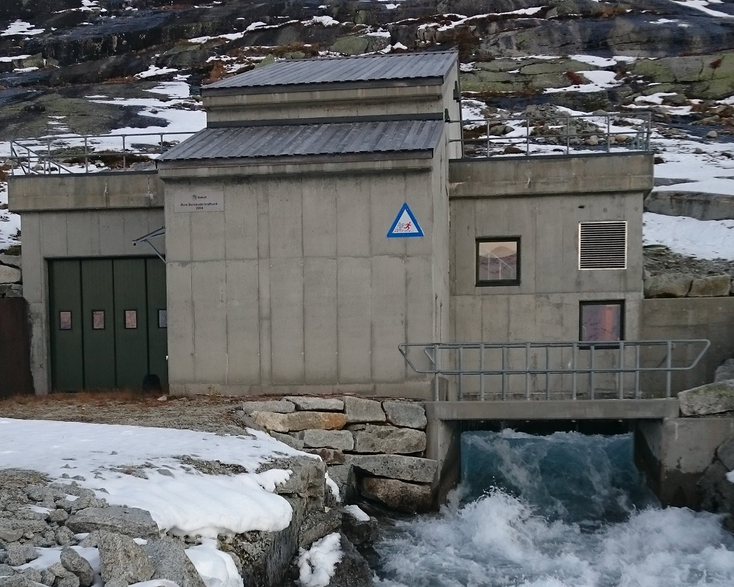 Øvre Bersåvatn power station and its discharge.